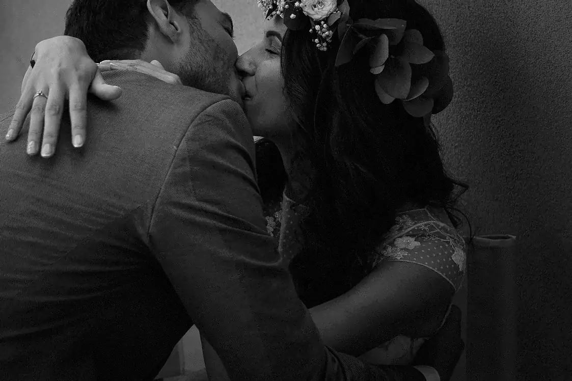 Младоженска двойка снимани в гръб, държейки се за ръце