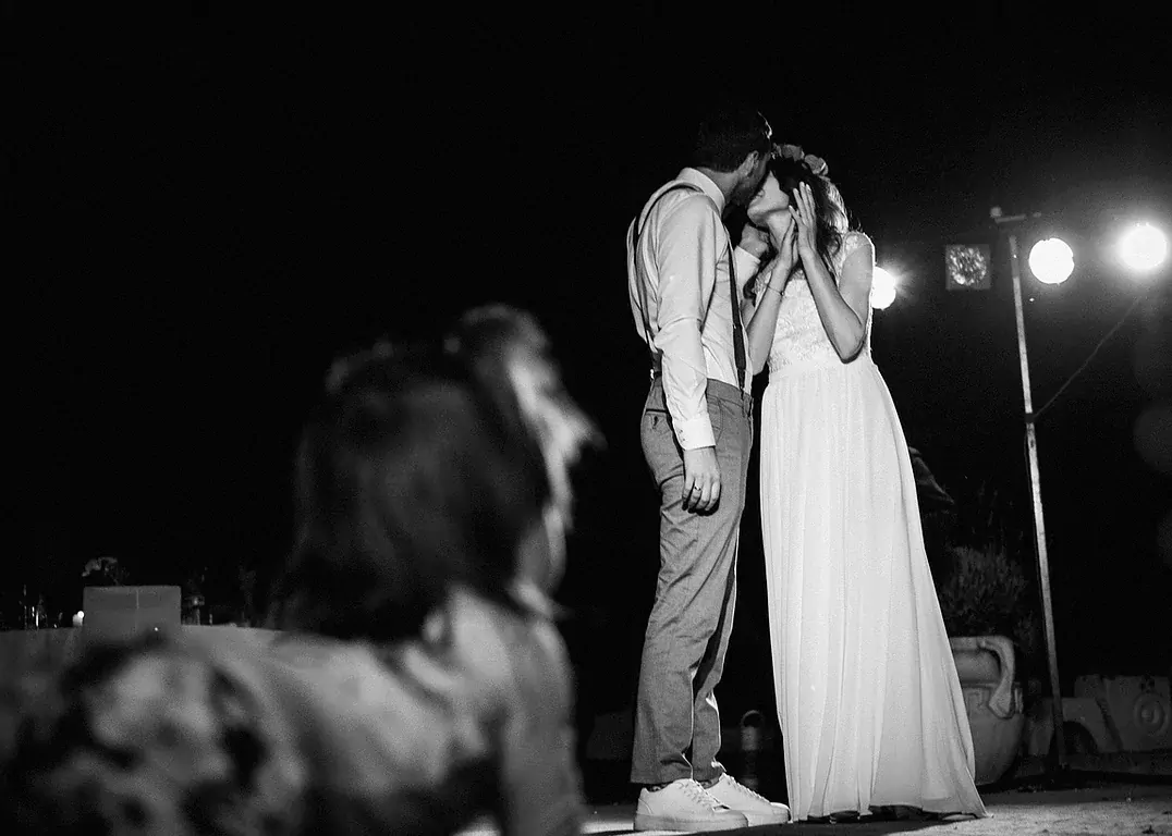 Младоженска целувка с преден фон легнало дете