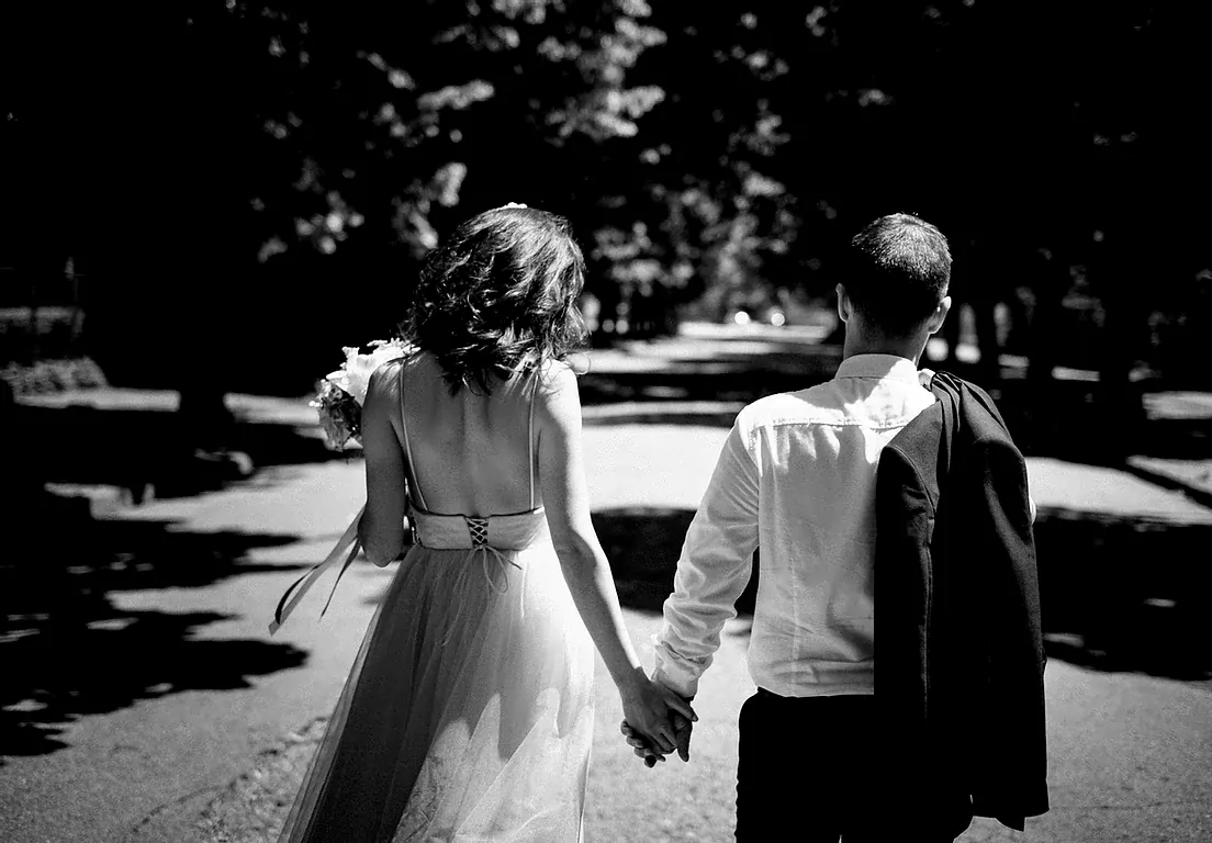 Черно бяла снимка на сватбена целувка